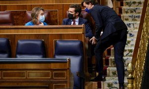 El líder del Partido Popular, Pablo Casado (c) conversa con su portavoz parlamentaria, Cuca Gamarra (i) y el vicesecretario de comunicación del partido, Pablo Montesinos.