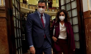 04/11/2021.- El presidente del Gobierno, Pedro Sánchez, y la ministra de Hacienda, María Jesús Montero, abandonan la Cámara tras rechazarse las enmiendas a la totalidad del proyecto de Ley de Presupuestos Generales del Estado para 2022, este jueves, en el