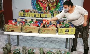 13/11/2021 Una mujer, ante una mesa llena de alimentos en el centro social Ca Saforaui, en Gandía