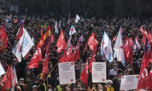 Decenas de personas durante una manifestación convocada para demandar "más recursos" para Atención Primaria, en la Plaza da Quintana de Santiago de Compostela