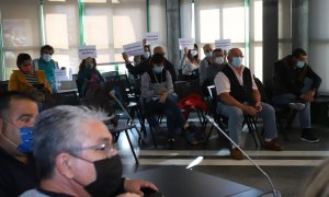 Vecinos de Nigrán con pancartas, en el pleno municipal del pasado 25 de octubre.