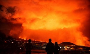 El volcán de Cumbre Vieja continúa con su actividad eruptiva este domingo, en una jornada en la que continúa emanando magma hacia las coladas que forman el delta lávico, al tiempo que un descenso en sus niveles de SO2 y en los seísmos apunta a que el sist