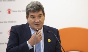 El ministro de Inclusión, Seguridad Social y Migraciones, José Luis Escrivá, atiende a los medios de comunicación durante su visita al Centro de Recursos para la Infancia y la Adolescencia de Save the Children. A 04 de noviembre de 2021, en Sevilla .