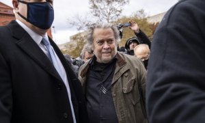 El ex asesor de la Casa Blanca de la Administración Trump, Steve Bannon, llega para entregarse en la Oficina de Campo del FBI en Washington el 15 de noviembre de 2021 en Washington.