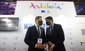 El presidente de la Junta de Andalucía, Juanma Moreno (i), y el vicepresidente, Juan Marín (d) ofrecen una rueda de prensa antes de visitar la World Travel Market (WTM). En el pabellón de Andalucía, en el recinto ExCel. A 01 de noviembre 2021, en Londres.