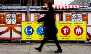 Un cartel informa a los clientes que mantengan las normas de higiene en el mercado navideño cerrado en Potsdamer Platz en Berlín.