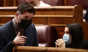 28/01/2021.- Imagen de archivo del portavoz de ERC en el Congreso, Gabriel Rufián, conversando con la presidenta de Ciudadanos, Inés Arrimadas, durante una sesión plenaria en el Congreso. E. Parra / Europa Press