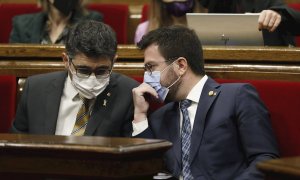 El presidente de la Generalitat, Pere Aragonès habla con el vicepresidente del Govern y conseller de Políticas Digitales, Jordi Puigneró al inicio de la sesión de control en el pleno del Parlament.