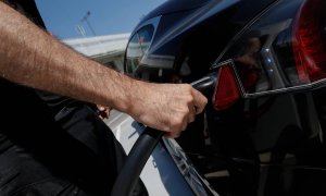 Los ecologistas denuncian que la DGT bloquea la reforma de las etiquetas ambientales para coches contaminantes