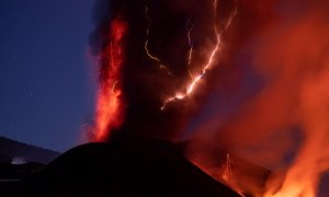 Imagen de una descarga de rayos sobre el cono del volcán de La Palma tomada en la loche del domingo, 14 de noviembre, desde la localidad de El Paso (La Palma) y cedida por su autor, José Juan Rodríguez Rocha.