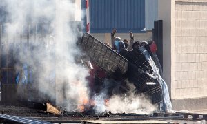 Trabajadores del sector del metal se manifiestan este martes a la puerta de la factoría de Navantia (Cádiz).