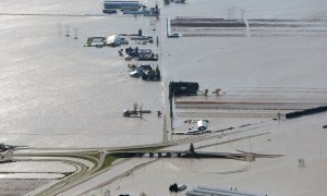 Casas y granjas inundadas se ven desde la cima de la montaña Sumas después de que las tormentas causaron inundaciones y deslizamientos de tierra en Abbotsford, Columbia Británica.