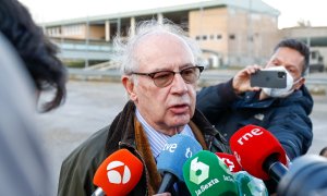 El expresidente de Bankia Rodrigo Rato responde a los medios a su salida del centro penitenciario de Soto del Real gracias al régimen de semilibertad que le concedió un juez, en Soto del Real, Madrid, (España), a 2 de octubre de 2020.