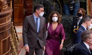 03/11/2021.- El presidente del Gobierno, Pedro Sánchez, y la ministra de Hacienda, María Jesús Montero, a su llegada a una sesión plenaria en el Congreso. Alberto Ortega / Europa Press