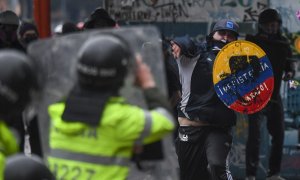 10/06/2021 Manifestantes rodeados por la Policía en una protesta contra el Gobierno colombiano de Iván Duque en Bogotá en junio de 2021