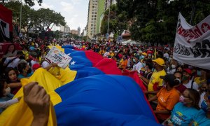 Partidarios del Partido Socialista Unido de Venezuela (PSUV) participan en el cierre de campaña en Caracas