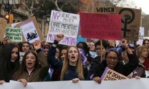 Un grup de dones a la capçalera de la manifestació feminista del 8 de març de 2018.