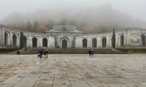 La niebla ha cubierto la cruz del Valle de los Caídos durante el 20N.