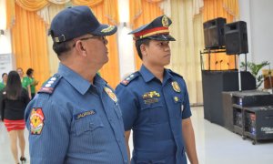 El capitán Vicente Panuelos (derecha), en un evento social de la Policía filipina.