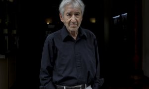 El actor José Sacristán posa a la cámara durante la presentación de la obra de teatro 'Señora de rojo sobre fondo gris' en el Teatro Olympia, a 14 de septiembre de 2021, en València.