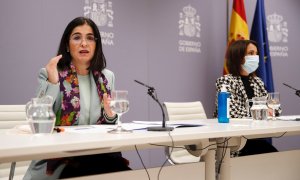 La ministra de Sanidad, Carolina Darias (i), y la secretaria de Estado de Sanidad, Silvia Calzón, ofrecen una rueda de prensa en que han anunciado la aprobación del nuevo semáforo sobre la transmisión del covid y la ocupación hospitalaria, que contempla l