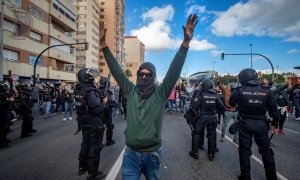 Los trabajadores del sector del metal se manifiestan por las calles de Cádiz este martes 23 de noviembre de 2021.