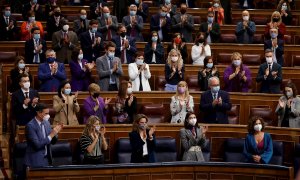 25/11/2021.- El presidente del Gobierno, Pedro Sánchez (i) aplaude junto al resto de la bancada del Gobierno durante el pleno celebrado este jueves en el Congreso. El Congreso de los Diputados ha aprobado este jueves el proyecto de Ley de Presupuestos Gen