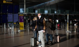 Varios pasajeros con maletas en el aeropuerto de El Prat, a 19 de noviembre de 2021, en Barcelona, Cataluña (España).