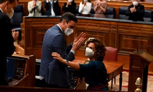 25/11/2021.- El presidente del Gobierno, Pedro Sánchez, saluda a la ministra de Hacienda, María Jesús Montero, durante el pleno celebrado este jueves en el Congreso. El Congreso de los Diputados ha aprobado este jueves el proyecto de Ley de Presupuestos G