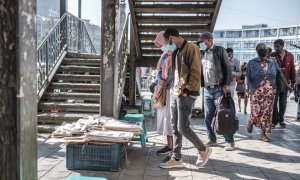 La gente mira la portada de los periódicos locales en un puesto callejero en una zona céntrica de la ciudad de Addis Abeba, Etiopía, el 3 de noviembre de 2021.