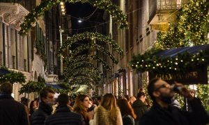 La gente asiste a la inauguración del espectáculo de iluminación y adornos navideños en la calle Via Della Spiga, a 23 de noviembre, en Milán, Italia.