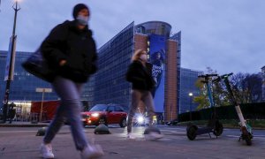 23/11/2021 Personas con máscaras faciales caminan por el distrito europeo por la mañana cuando llega una cuarta ola de Covid