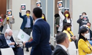 Diputats de diversos grups dempeus mostrant símbols antifeixistes davant del líder de Vox al Parlament, Ignacio Garriga.