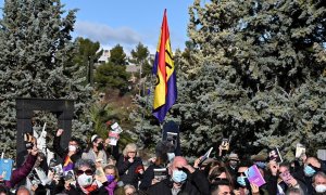 Asistentes al entierro de Almudena Grandes en el cementerio civil de Madrid.