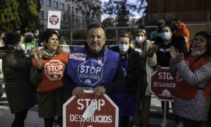 Richard Rodríguez protesta junto a activistas de la PAH contra su noveno intento de desahucio, este lunes, a las puertas de la sede del fondo buitre Cerberus, en la calle Serrano de Madrid.