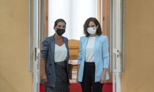 La presidenta de la Comunidad de Madrid, Isabel Díaz Ayuso (d), posa junto a la portavoz de Vox en la Asamblea, Rocío Monasterio (i), en la Real Casa de Correos, sede del Gobierno regional, a 6 de septiembre de 2021, en Madrid,