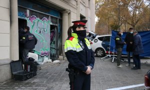 Una agent dels Mossos d'Esquadra davant del local calcinat.