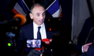 El polemista francés de extrema derecha y candidato a las elecciones presidenciales francesas de 2022 Eric Zemmour se dirige a los medios de comunicación en París, Francia, el 30 de noviembre de 2021.