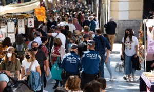 Visitantes pasean por El Rastro, a 26 de septiembre de 2021, en Madrid.