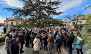 Un grupo de vecinos del distrito de Barjas se concentran en una protesta por el desmantelamiento del arbolado comunitario.