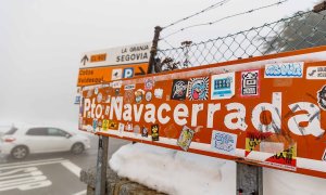 Un cartel indica la llegada al Puerto de Navacerrada, a 1 de diciembre de 2021, en Cercedilla, Madrid.