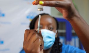 Personal médico keniano se prepara para administrar una dosis de la vacuna Moderna contra Covid-19 a un residente de Nairobi, como parte de una campaña de vacunación en el hospital Radiant en Nairobi, Kenia, 01 Diciembre de 2021.