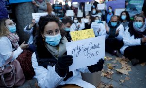 02/12/2021 Vista de la protesta de Médicos Precarios de Madrid este jueves ante la Asamblea regional, para exigir la renovación del 100 % de los contratos covid