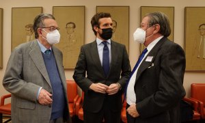 El presidente del PP, Pablo Casado, junto a Francisco Vázquez y Miguel Herrero y Rodríguez de Miñón el pasado lunes en el Congreso.