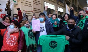 El Carlos, envoltat d'activistes pel dret a l'habitatge, mostrant el paper de suspensió del desnonament que l'afectava, aquest 3 de desembre de 2021.