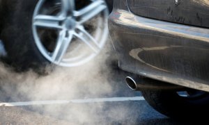 Los gases salen por el tubo de escape de un vehículo que circula por las calles de Berlín.