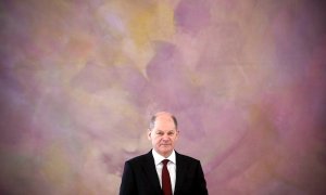 El recién nombrado canciller alemán Olaf Scholz posa para los medios de comunicación mientras recibe su certificado del presidente alemán Frank-Walter Steinmeier durante el nombramiento del canciller federal en el Palacio de Bellevue en Berlín, Alemania,