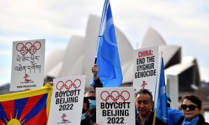 En esta foto de archivo tomada el 23 de junio de 2021, los manifestantes sostienen carteles y pancartas mientras asisten a una manifestación en Sydney para pedir al gobierno australiano que boicotee los Juegos Olímpicos de Invierno de Pekín 2022.