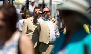 Una pareja posa para una selfie durante la Gran Boda del Orgullo, una boda gay masiva en Casa Loma en Toronto, Canadá, el 26 de junio de 2014.