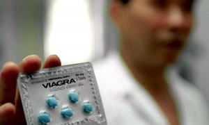 Un médico chino muestra una caja de Viagra en un hospital de Shanghai el 5 de julio de 2000.